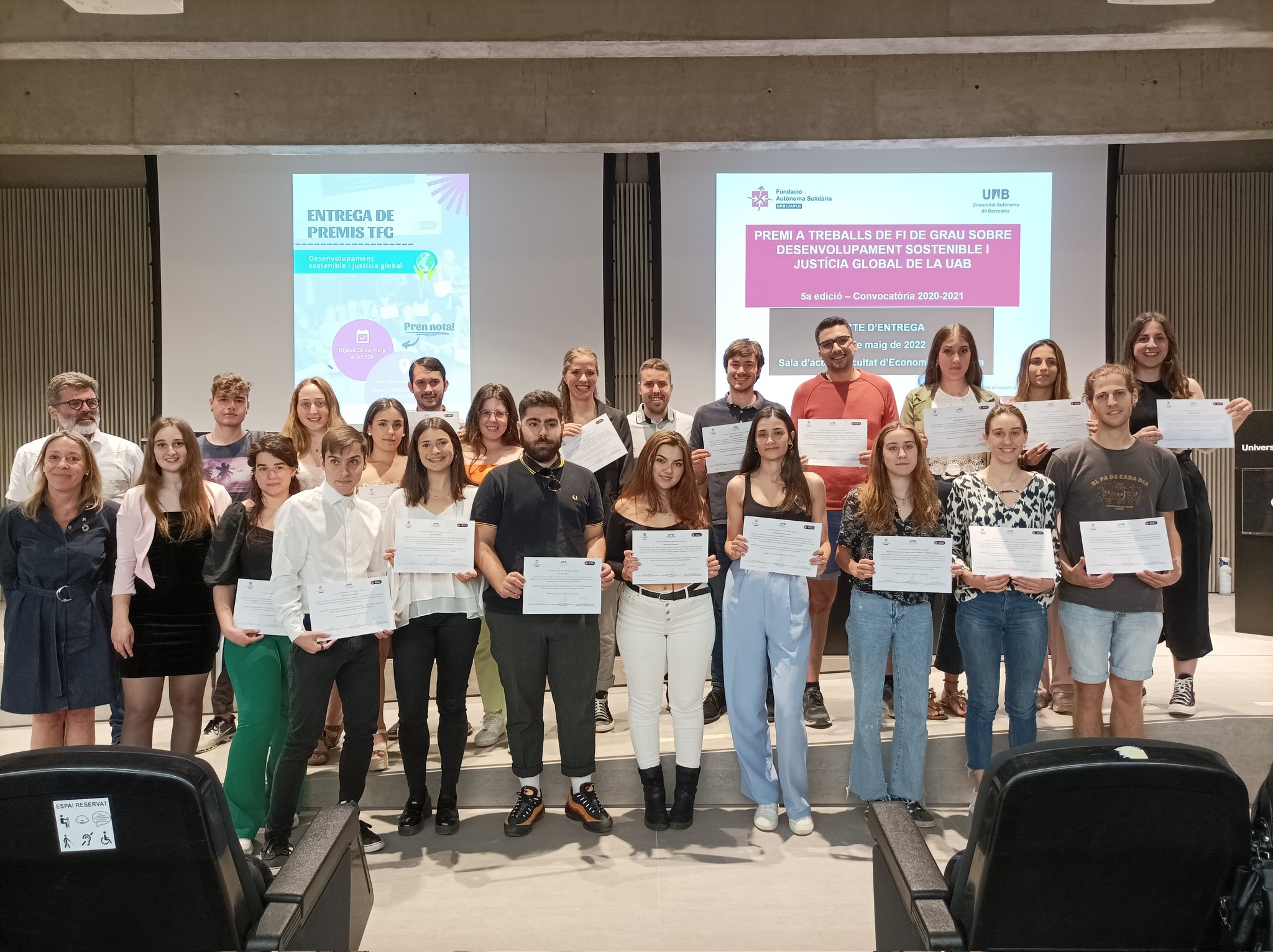 Els i les premiats i premiades amb el diploma a l'acte de lliurament dels premis
